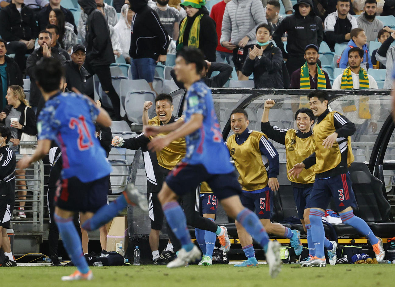 日本―オーストラリア　試合終了間際、三笘の2点目のゴールが決まり、ベンチで喜ぶ柴崎（右から2人目）ら（共同）
