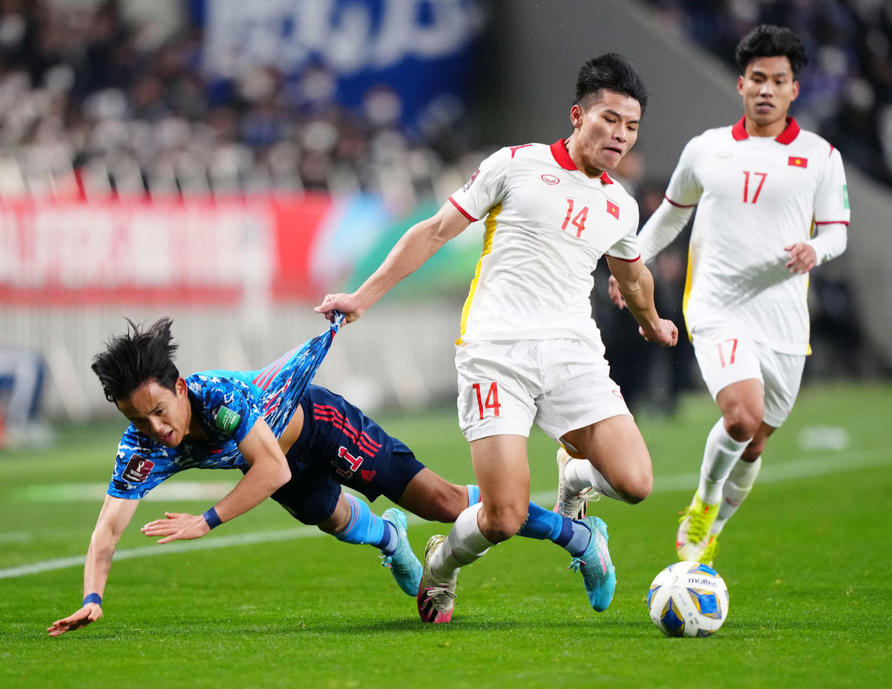 日本対ベトナム　前半、ファウルを受ける久保（左）（撮影・江口和貴）