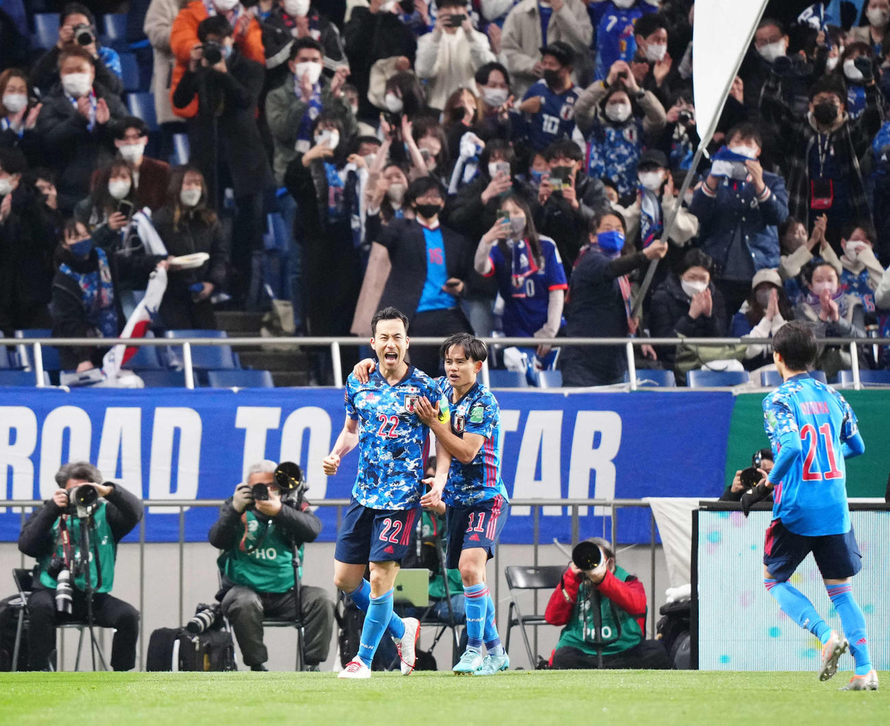日本対ベトナム　後半、ゴールを決め雄たけびを上げる吉田。右は久保（撮影・江口和貴）