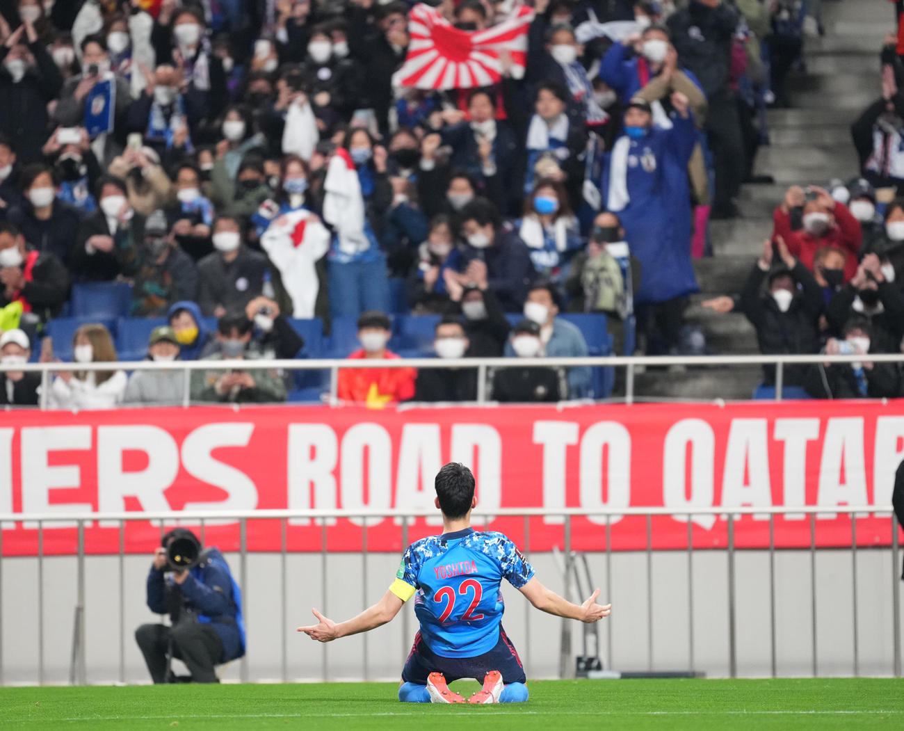 日本対ベトナム　後半、ゴールを決め、サポーター席に向かって、滑り込む吉田（撮影・菅敏）
