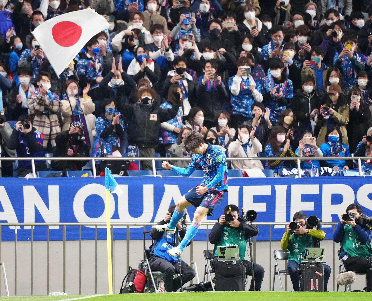 日本対ベトナム　後半、ゴールを決め喜ぶ田中だが、VARで南野がハンドの判定になり、ノーゴールとなる（撮影・江口和貴）