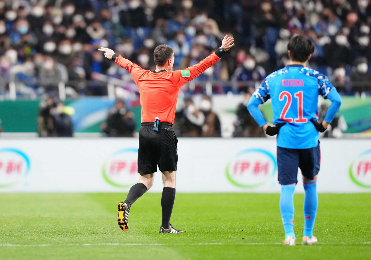日本対ベトナム　後半、田中のゴールはVARで南野がハンドの判定になり、ノーゴールとなる（撮影・江口和貴）