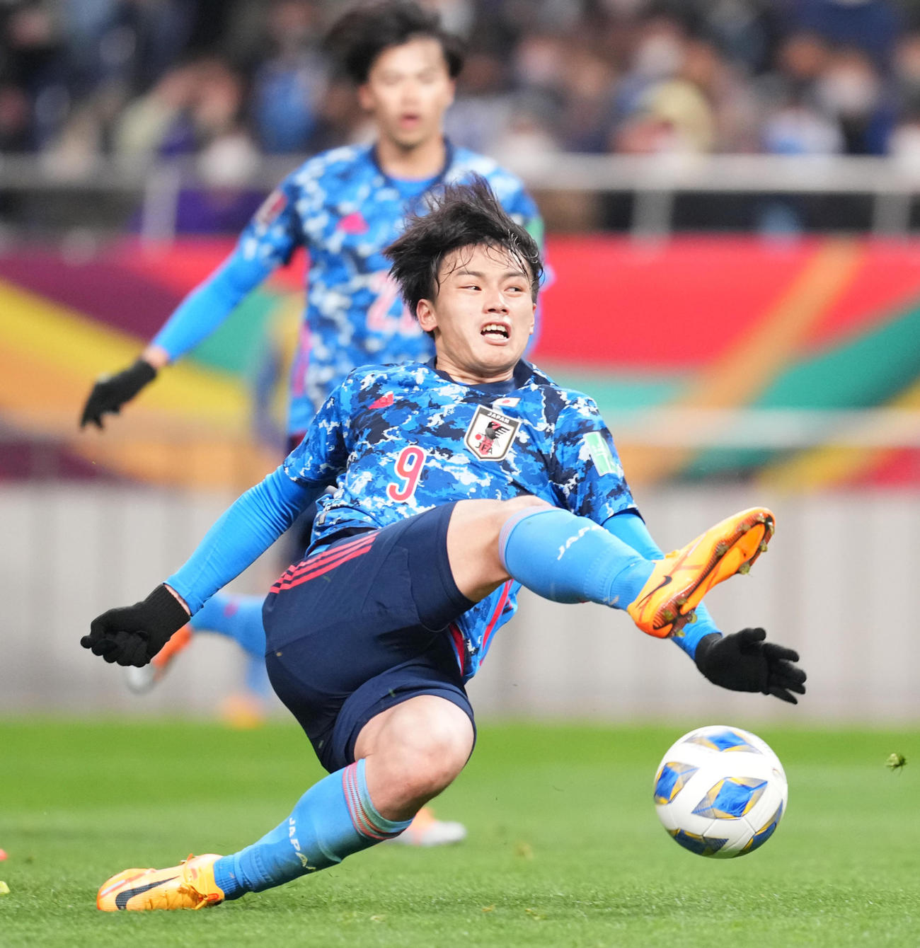 日本対ベトナム　後半、ゴールネットを揺らすも、オフサイドでノーゴールとなる上田（撮影・菅敏）