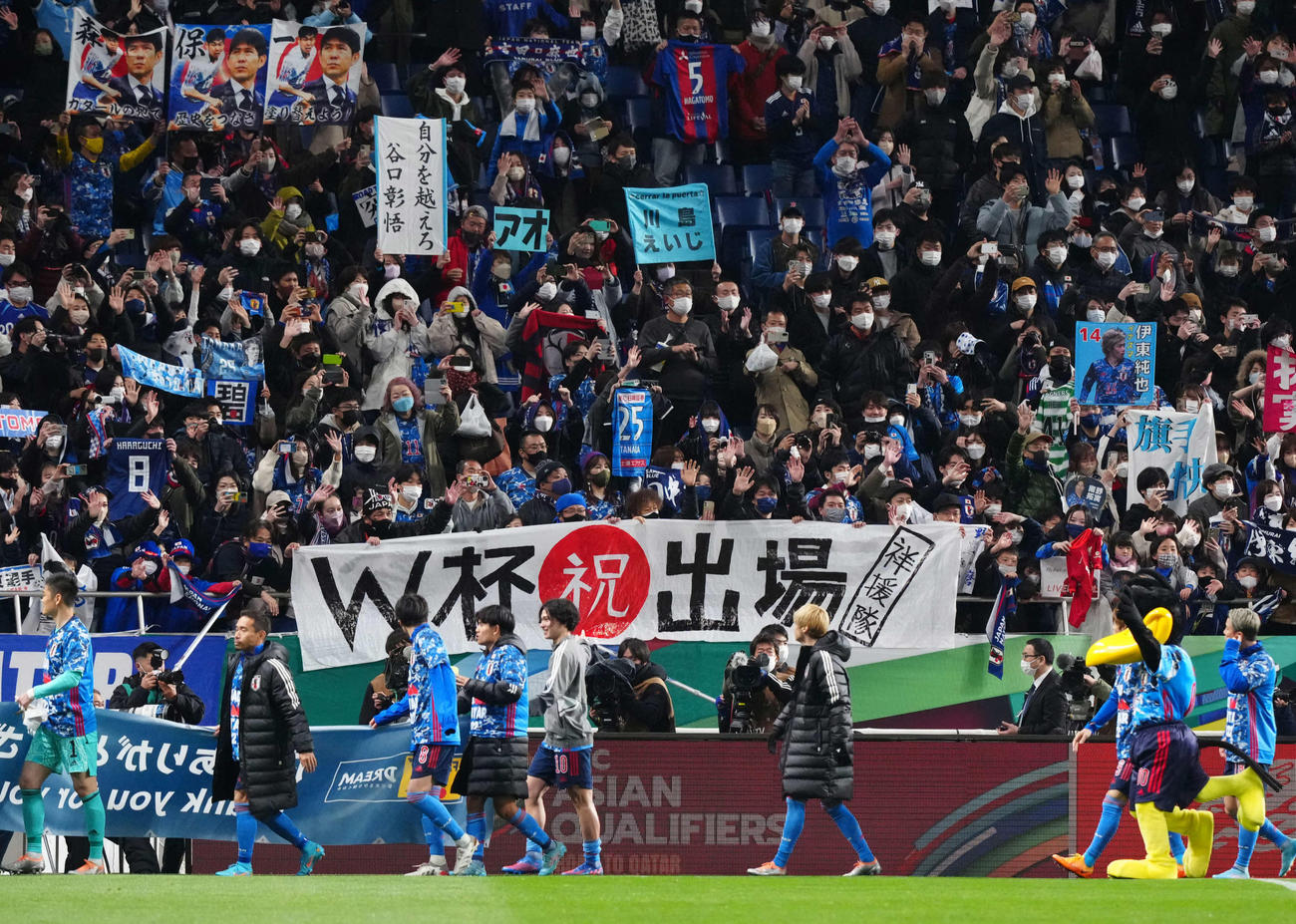 日本対ベトナム　試合後、場内1周するサッカー日本代表の選手たちを応援するサポーター（撮影・江口和貴）