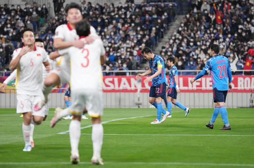 日本対ベトナム 前半、先制点を奪われ、悔しがる吉田(中央)(撮影・菅敏)