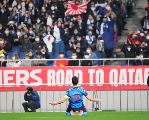 日本対ベトナム 後半、ゴールを決め、サポーター席に向かって、滑り込む吉田(撮影・菅敏)