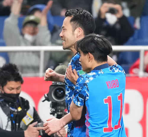 日本対ベトナム 後半、ゴールを決め、久保(右)と喜び合う吉田(撮影・菅敏)