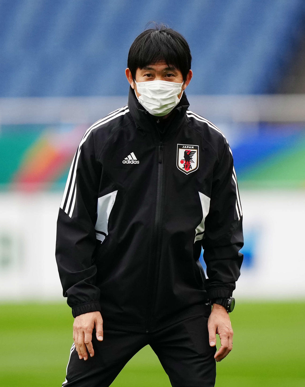 前日練習開始前、報道陣に一礼する森保監督（撮影・江口和貴）