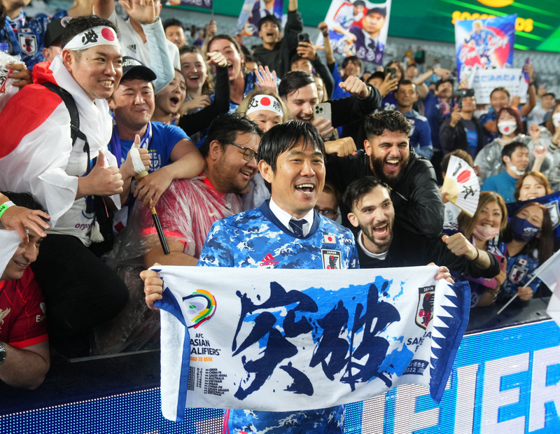 22年3月24日、オーストラリアに勝利しW杯出場を決めた森保監督はサポーターと笑顔