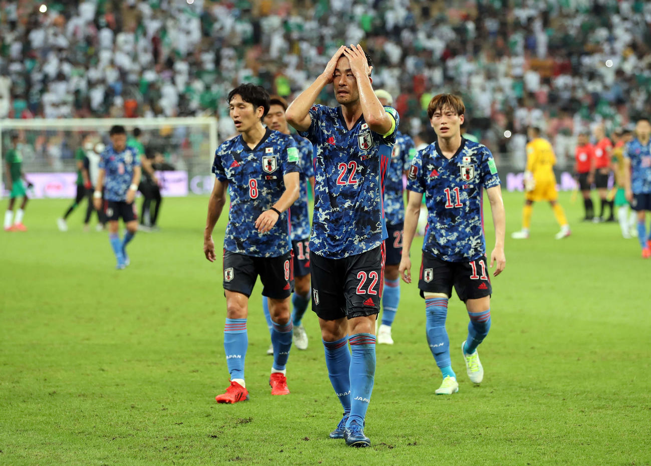 21年10月7日、サウジアラビア対日本　サウジアラビアに敗れ頭を抱えながらがっくりと引き揚げる吉田（中央）ら日本代表イレブン