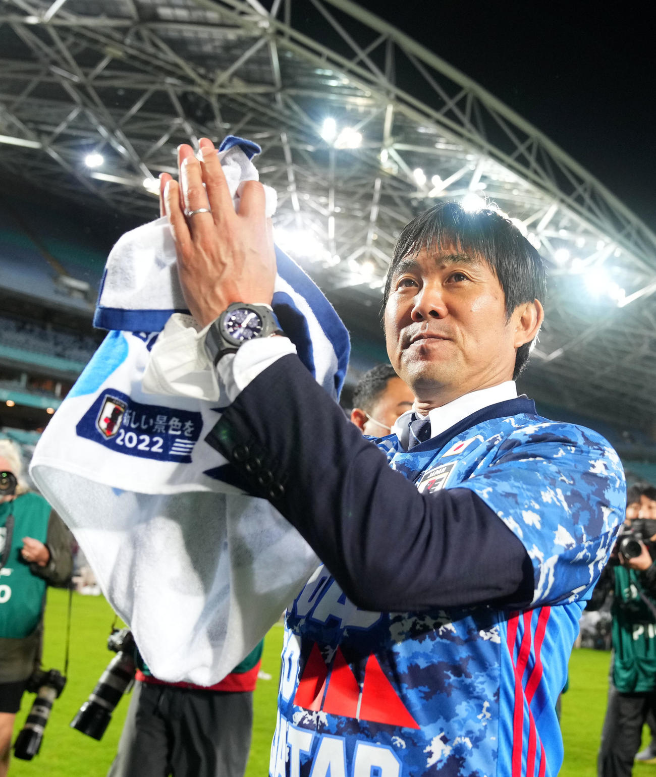 W杯出場を決めサポーターの声援に応える森保監督（2022年3月24日撮影）