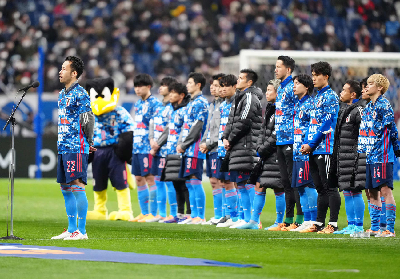 日本対ベトナム　試合後のセレモニーであいさつする吉田（撮影・江口和貴）