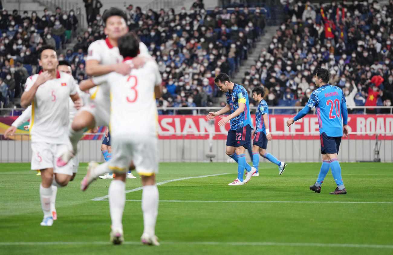 日本対ベトナム　前半、先制点を奪われ、悔しがる吉田（中央）（撮影・菅敏）