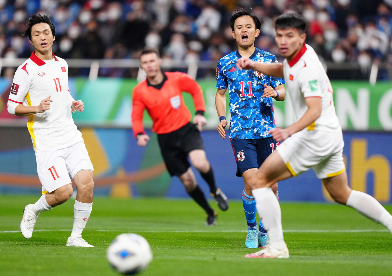 日本対ベトナム　前半、シュートを外し悔しがる久保（中央）（撮影・江口和貴）
