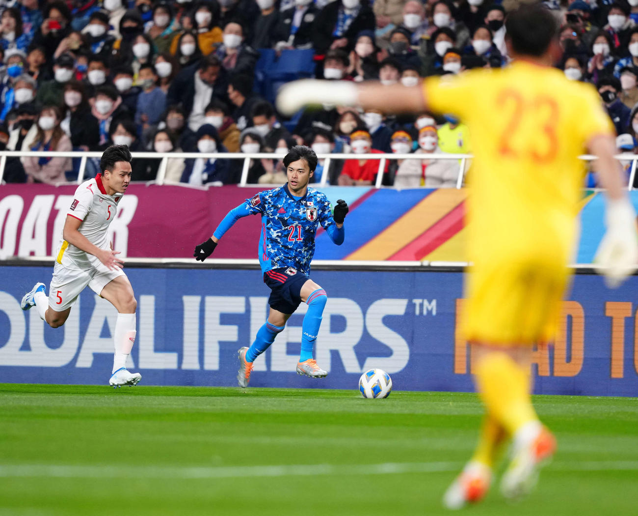 日本対ベトナム　前半、ドリブルする三苫（撮影・江口和貴）