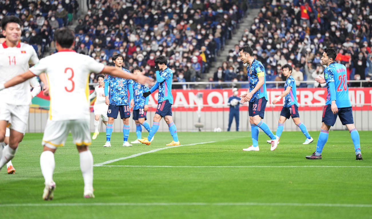 日本対ベトナム　前半、先制点を奪われ、悔しがる吉田（右から3人目）ら日本代表の選手たち（撮影・菅敏）