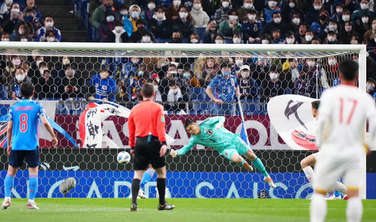 日本対ベトナム　前半、ベトナムに先制を許すGK川島（撮影・江口和貴）