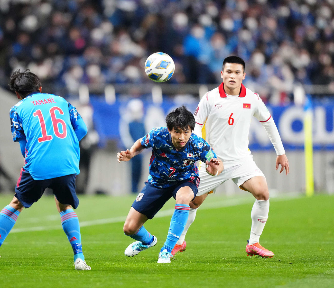 日本対ベトナム　前半、ヘディングする柴崎（撮影・江口和貴）