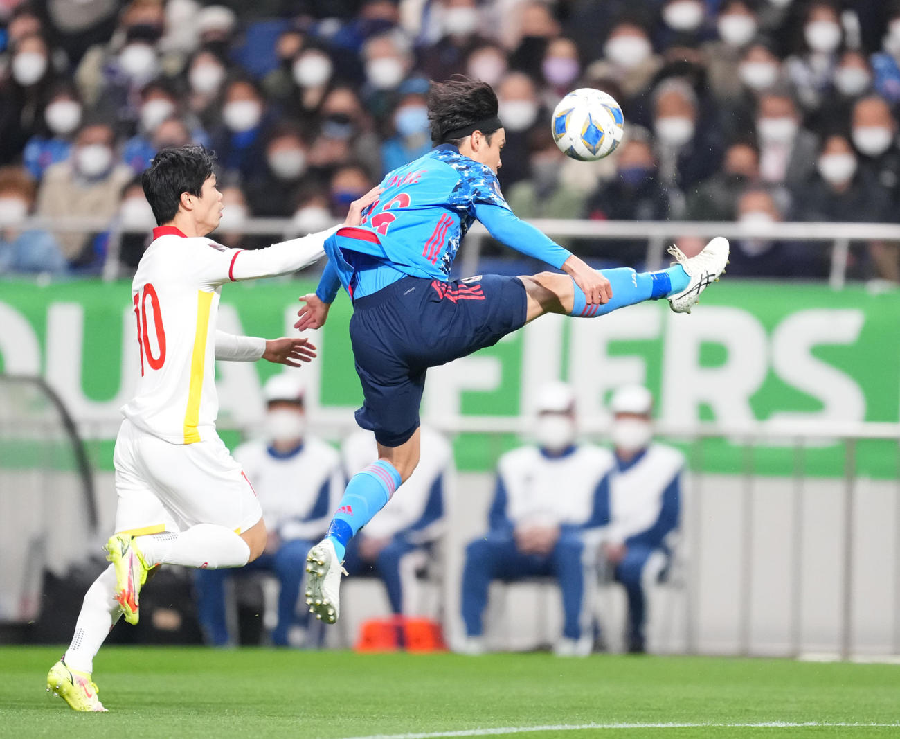 日本対ベトナム　前半、競り合う山根（右）（撮影・菅敏）