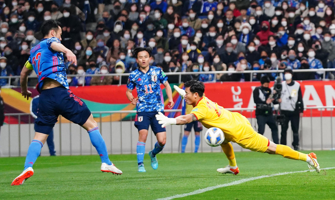 日本対ベトナム　後半、ゴールを決める吉田（撮影・菅敏）