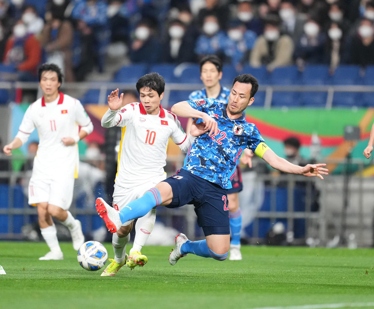 日本対ベトナム　前半、相手と競り合う吉田（右）（撮影・菅敏）
