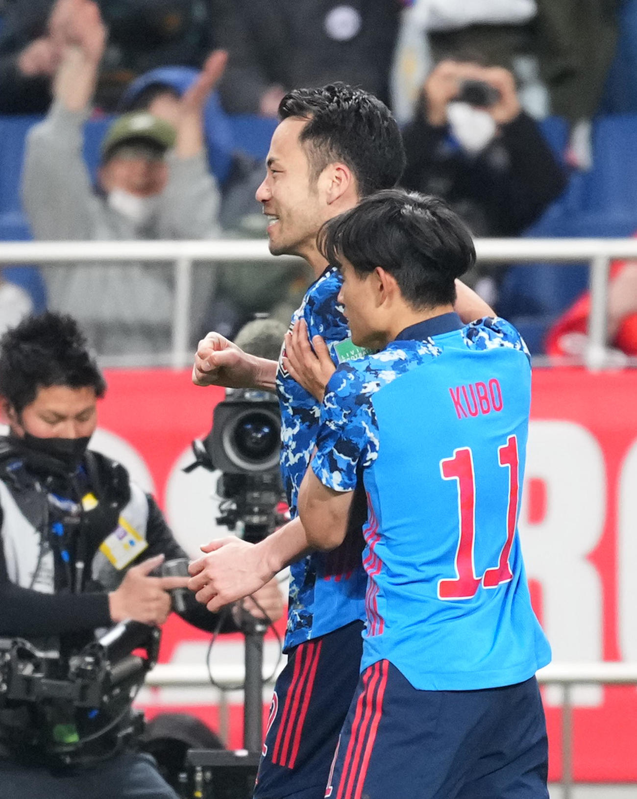 日本対ベトナム　後半、ゴールを決め、久保（右）と喜び合う吉田（撮影・菅敏）
