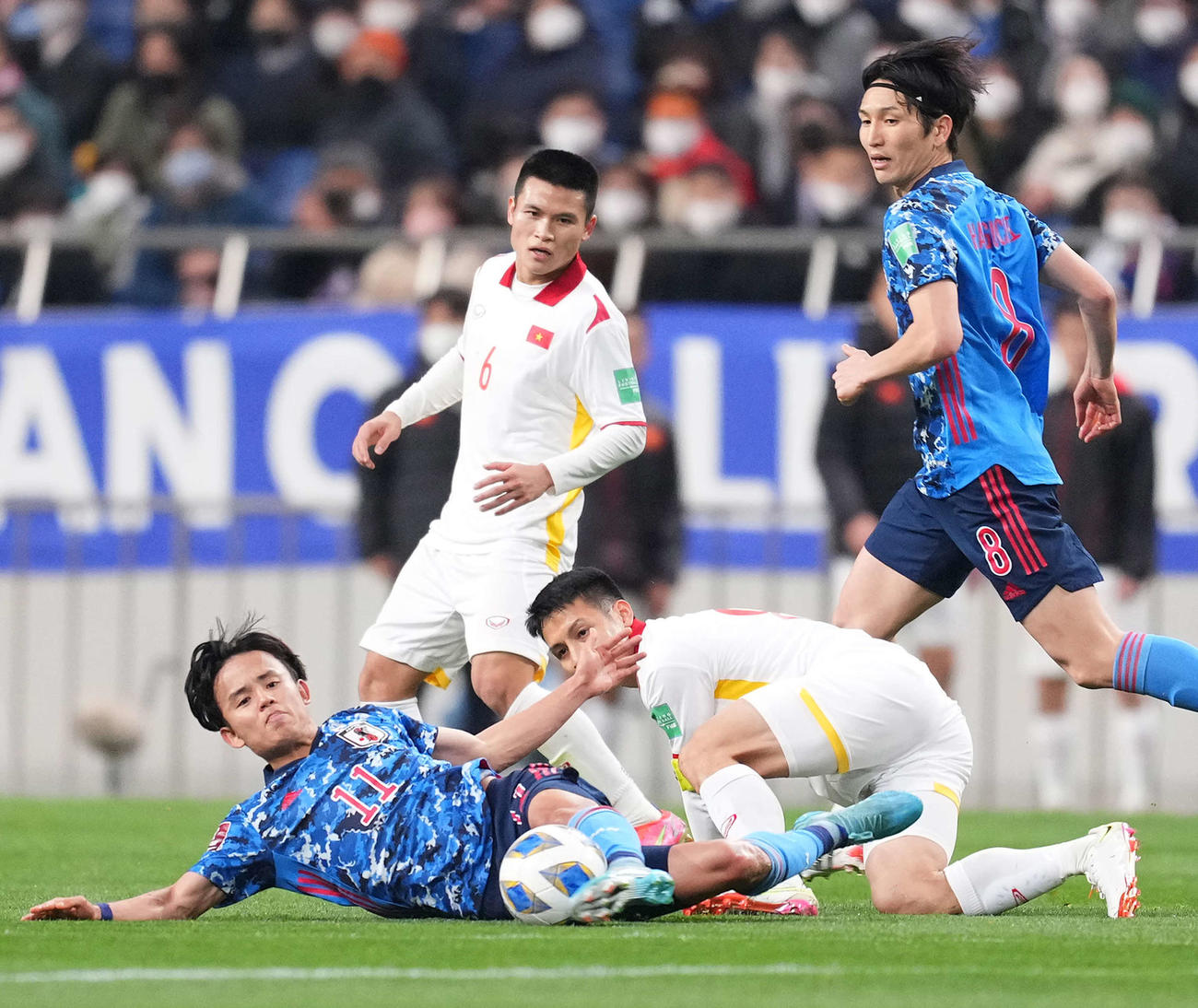 日本対ベトナム　前半、相手に倒される久保（左）（撮影・菅敏）