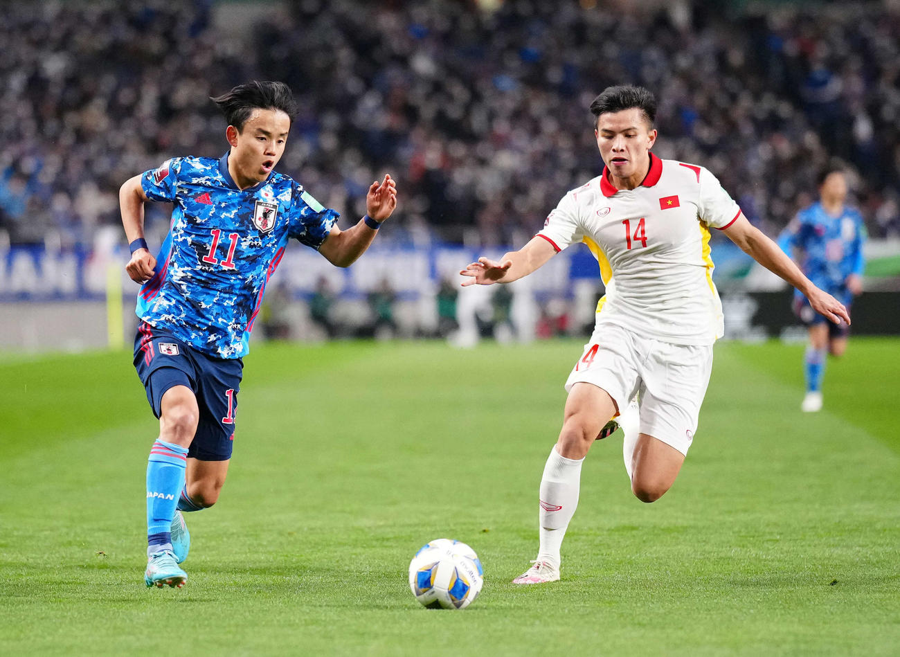 日本対ベトナム　前半、果敢に攻め込む久保（左）（撮影・江口和貴）