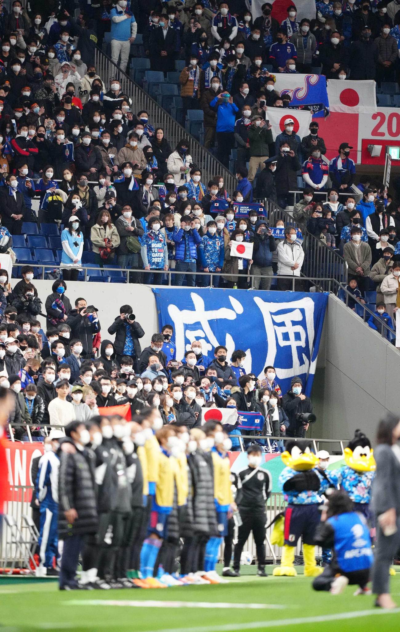 日本対ベトナム　試合前、君が代斉唱で起立するサポーター（撮影・江口和貴）