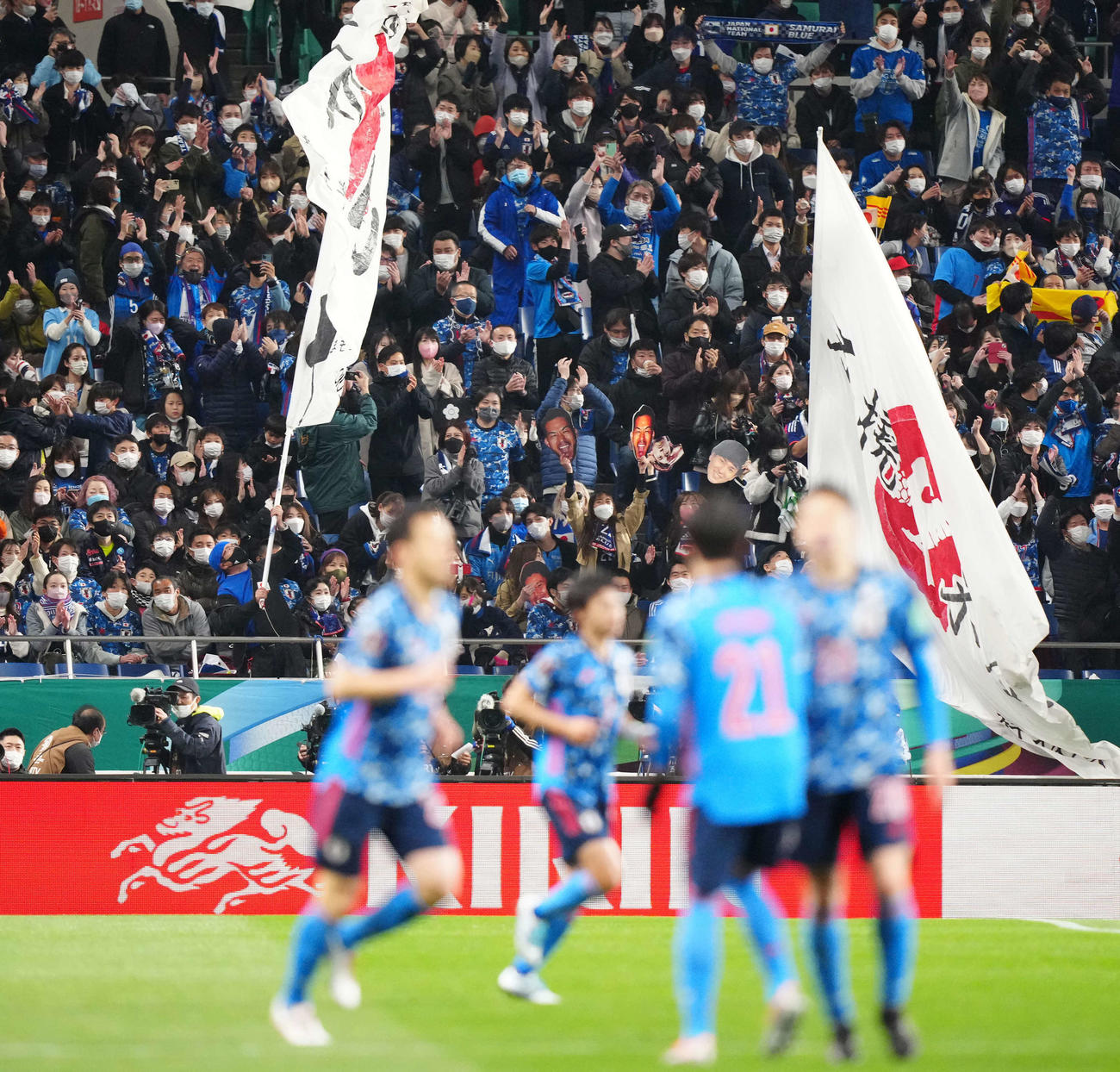 日本対ベトナム　後半、吉田（左手前）のゴールに盛り上がるサポーター（撮影・江口和貴）