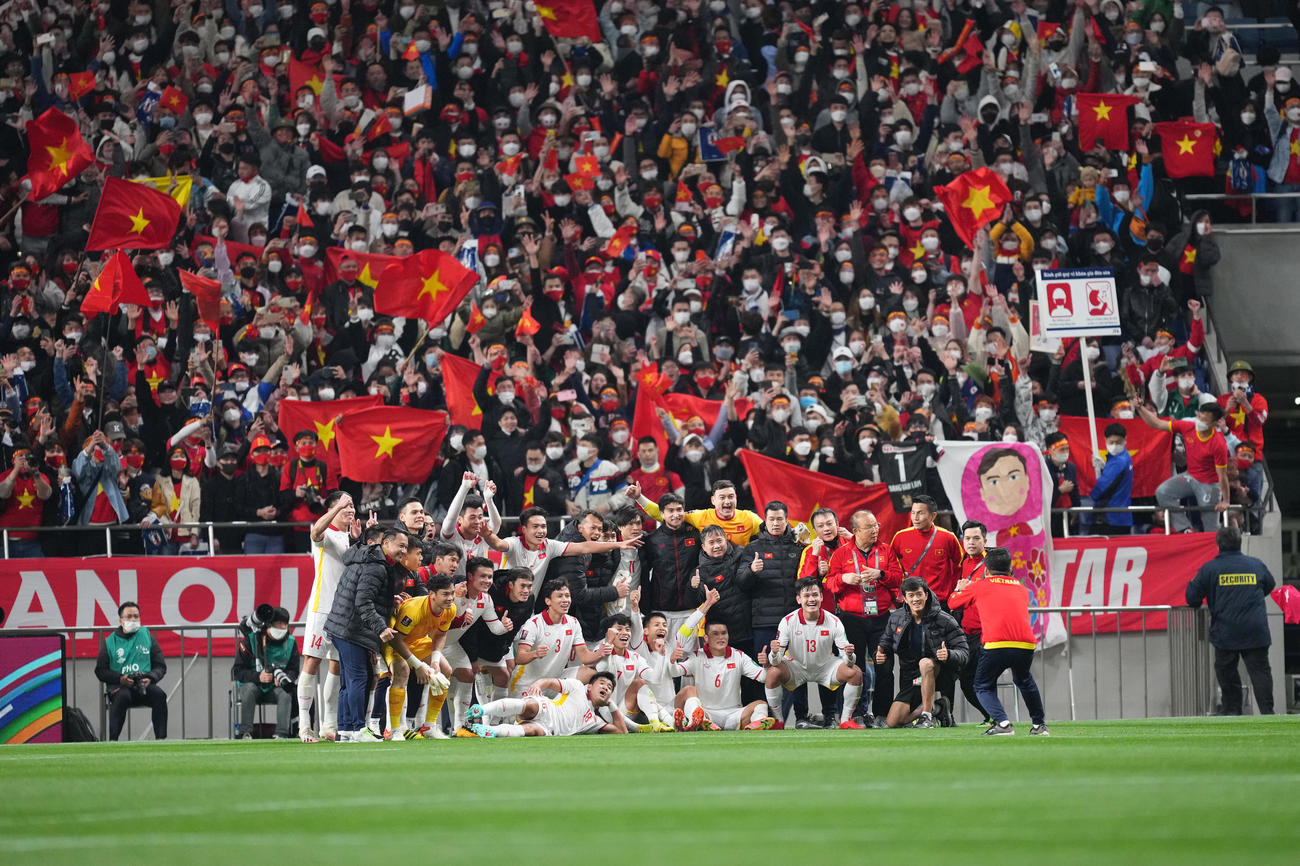 日本対ベトナム　試合後、サポーターといっしょに記念撮影をするベトナムの選手たち（撮影・菅敏）