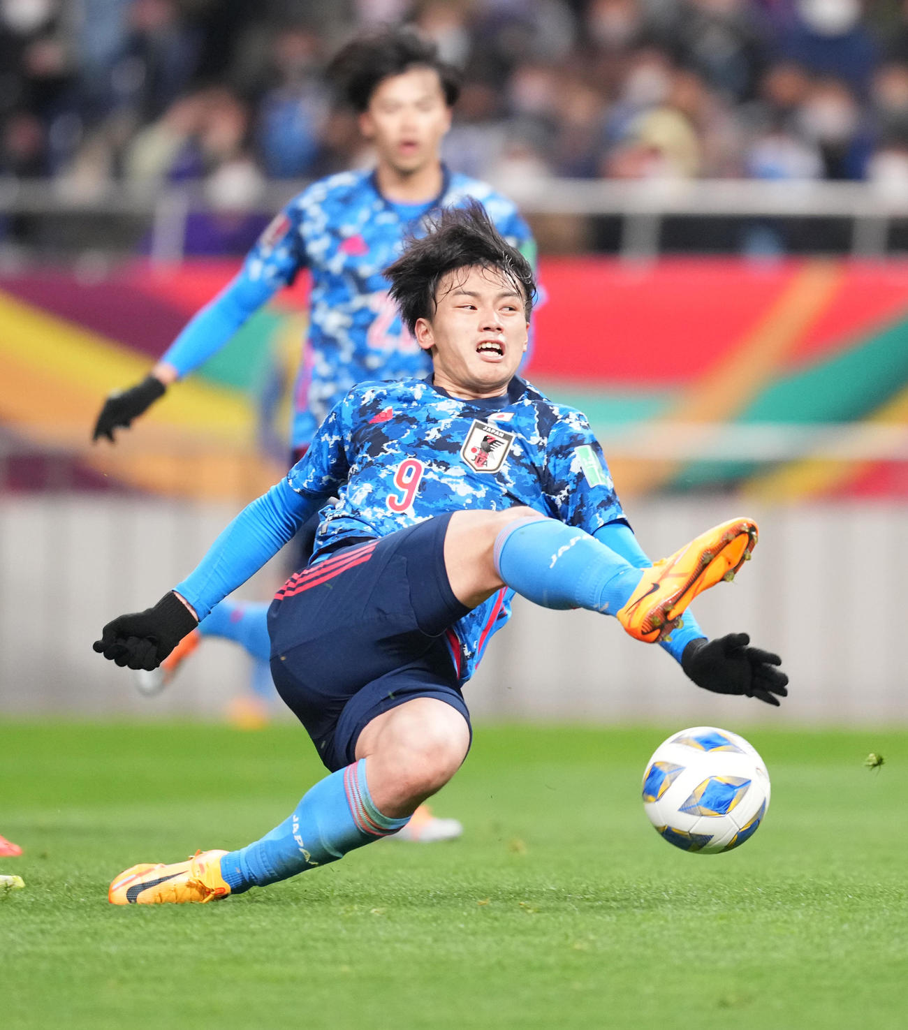 日本対ベトナム　後半、ゴールネットを揺らすも、オフサイドでノーゴールとなる上田（撮影・菅敏）