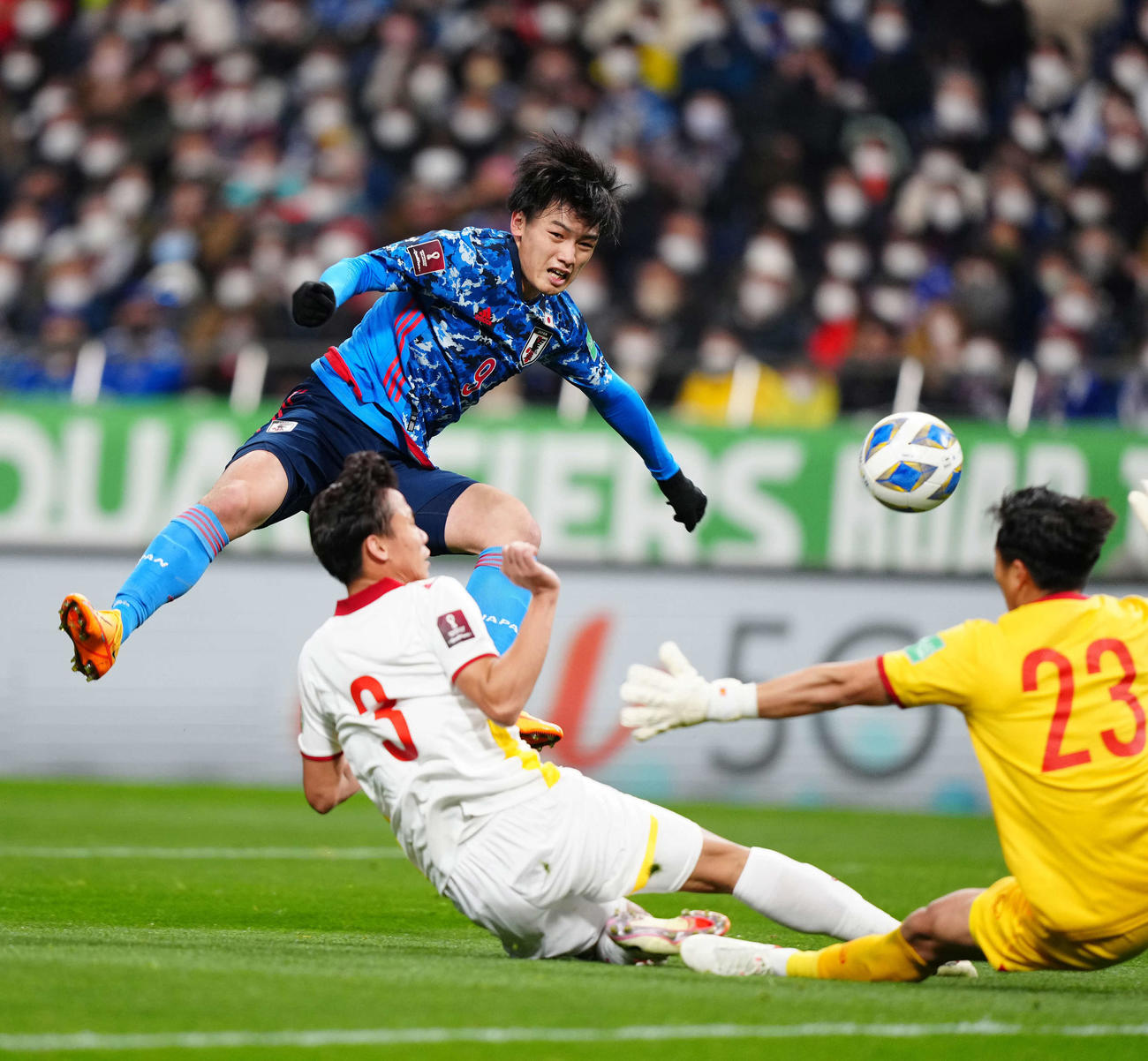 日本対ベトナム　前半、シュートを止められる上田（撮影・江口和貴）