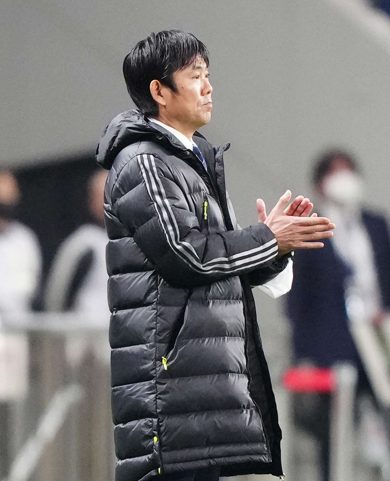 日本対ベトナム　前半、手をたたく森保監督（撮影・江口和貴）