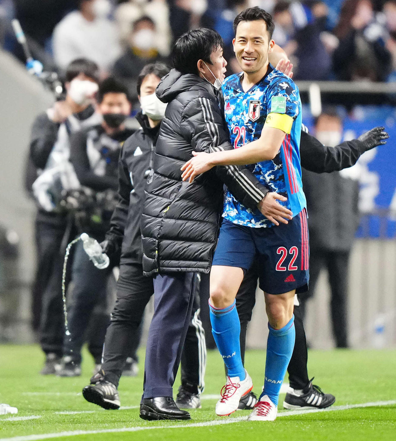 日本対ベトナム　後半、ゴールを決めた吉田（右）は森保監督とハグ（撮影・江口和貴）