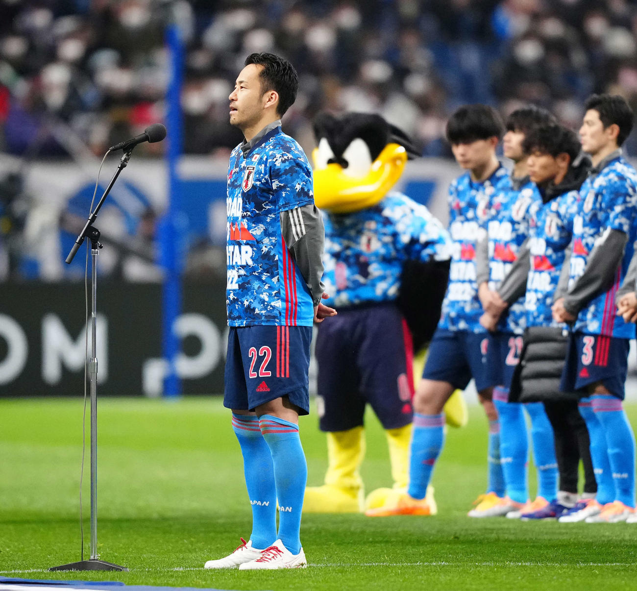 日本対ベトナム　試合後のセレモニーであいさつする吉田（撮影・江口和貴）
