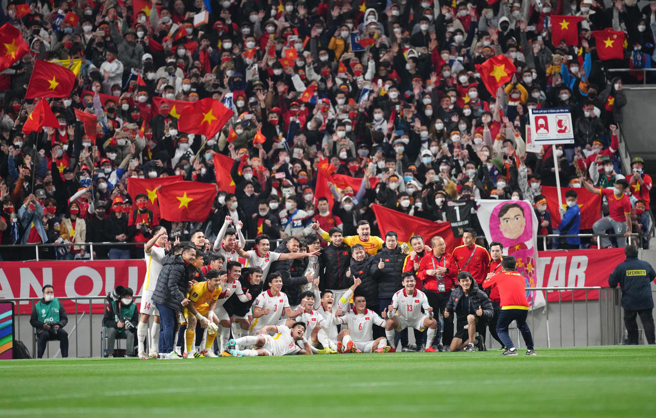 日本対ベトナム　試合後、サポーターといっしょに記念撮影をするベトナムの選手たち（撮影・菅敏）