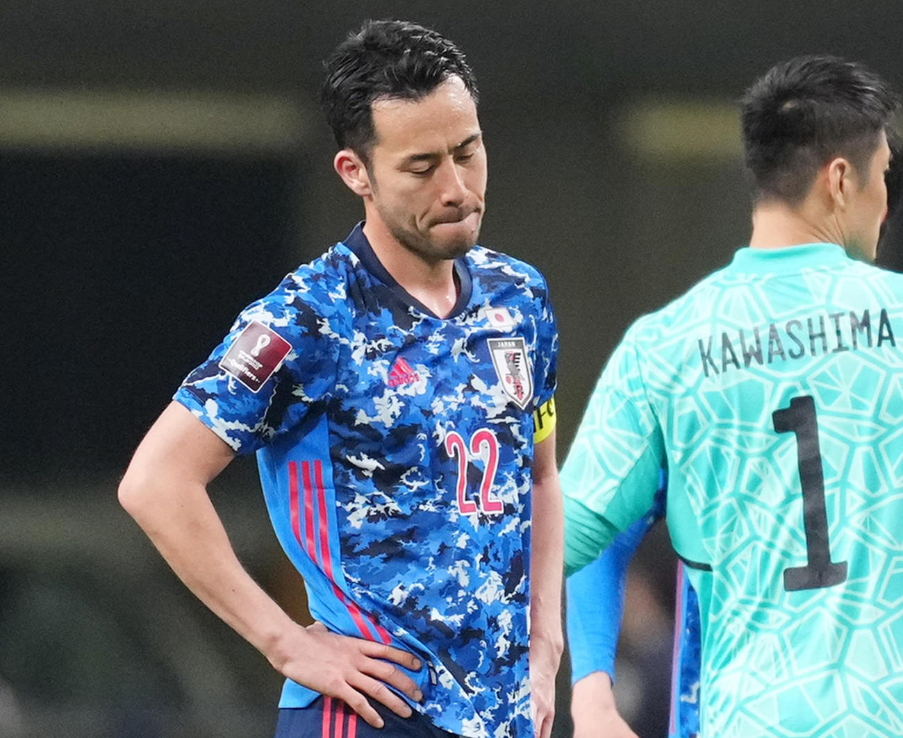 日本対ベトナム　試合後、悔しそうな表情の吉田（左）。右はGK川島（撮影・菅敏）