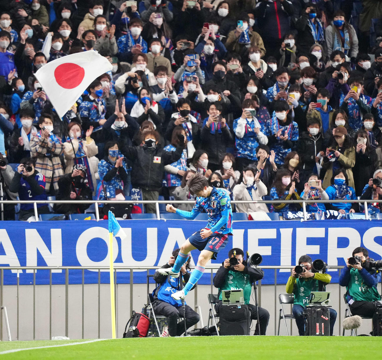 日本対ベトナム　後半、ゴールを決め喜ぶ田中だが、VARで南野がハンドの判定になり、ノーゴールとなる（撮影・江口和貴）