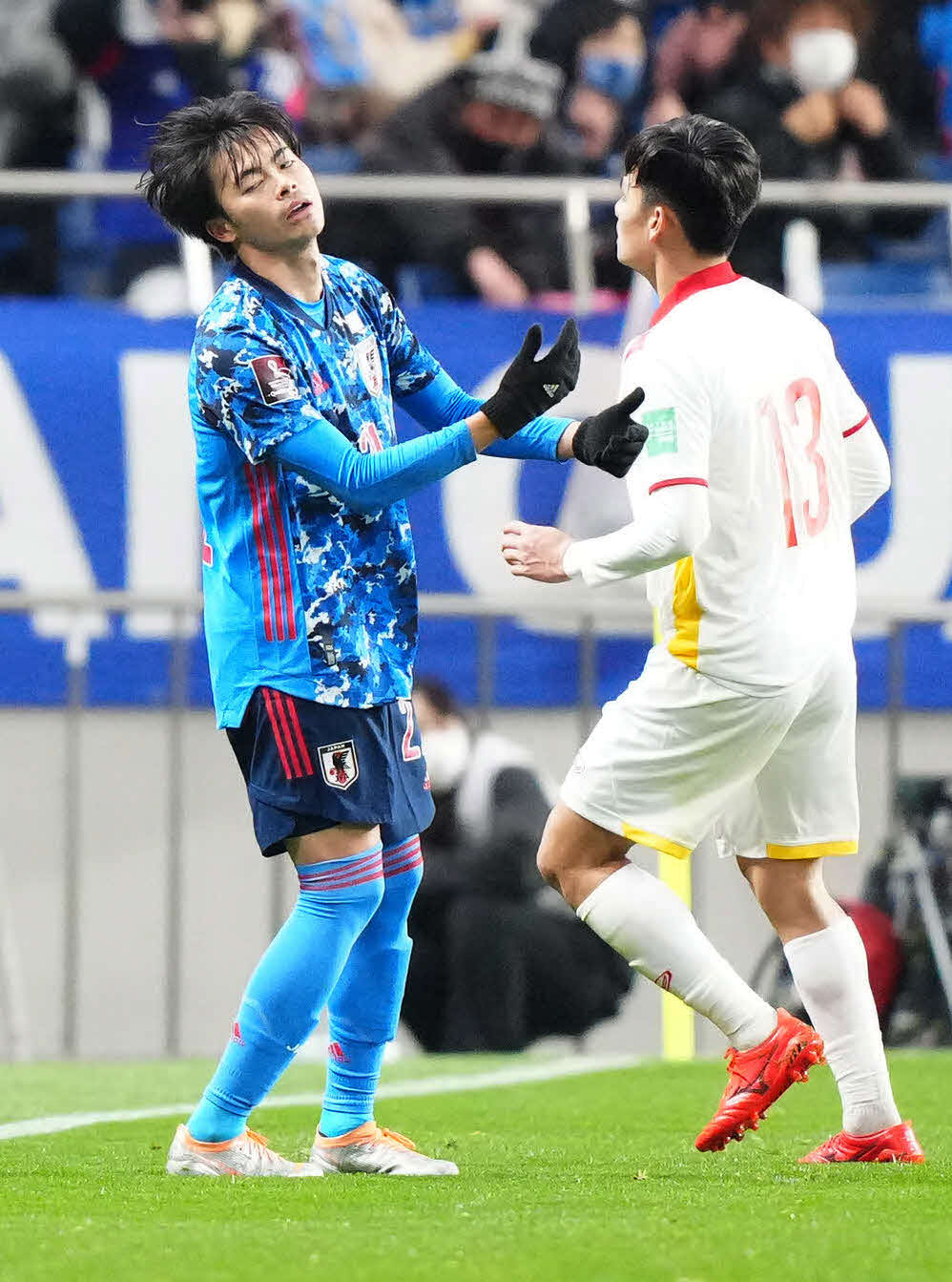 日本対ベトナム　後半、ボールがタッチラインを割り天を仰ぐ三笘（左）（撮影・江口和貴）