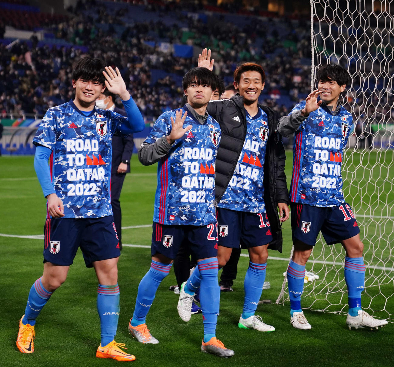 日本対ベトナム　試合後、場内1周する三笘（左から2人目）らサッカー日本代表の選手たち。左から上田、1人おいて守田、山根（撮影・江口和貴）