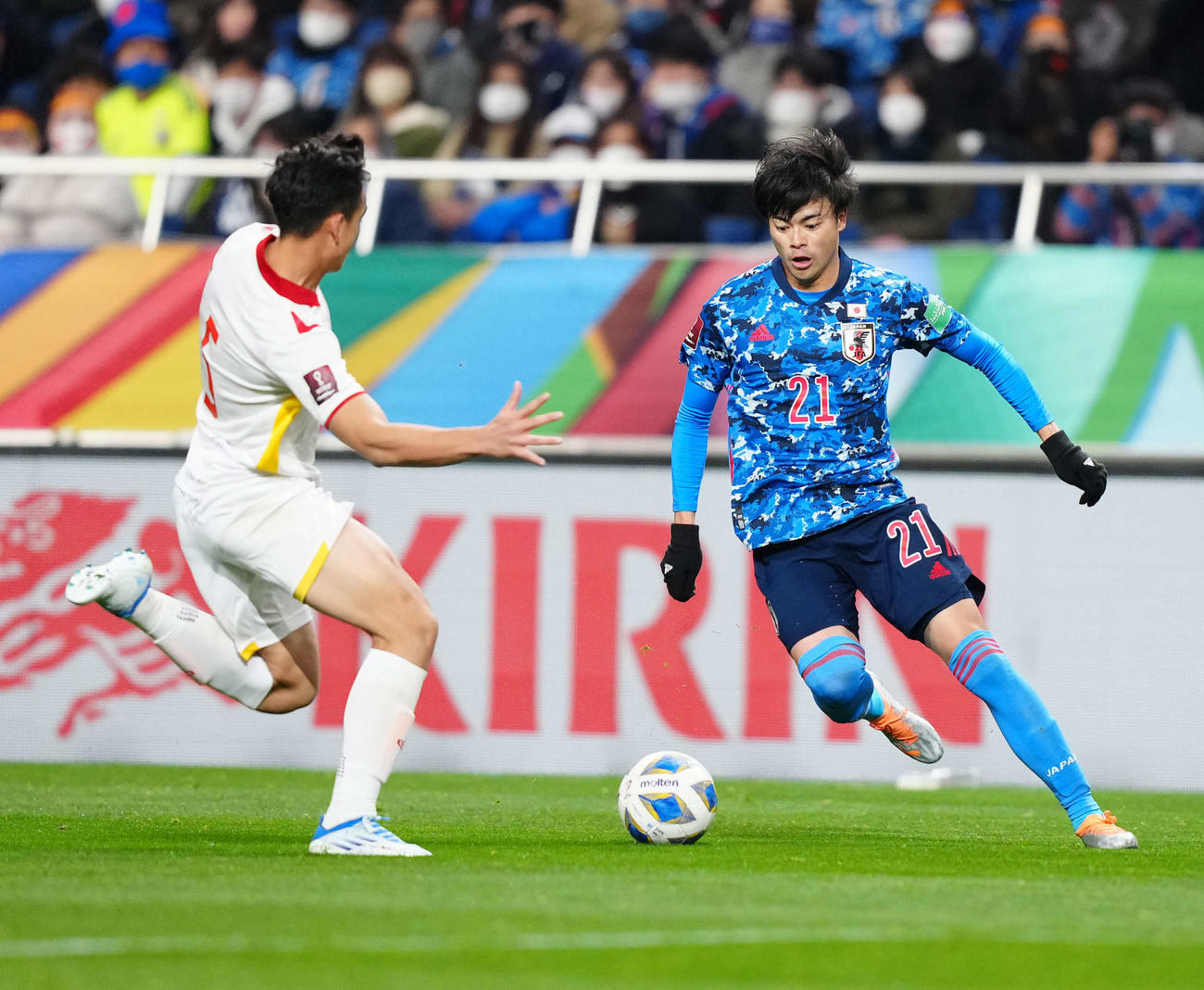 日本対ベトナム　前半、ドリブルする三苫（右）（撮影・江口和貴）