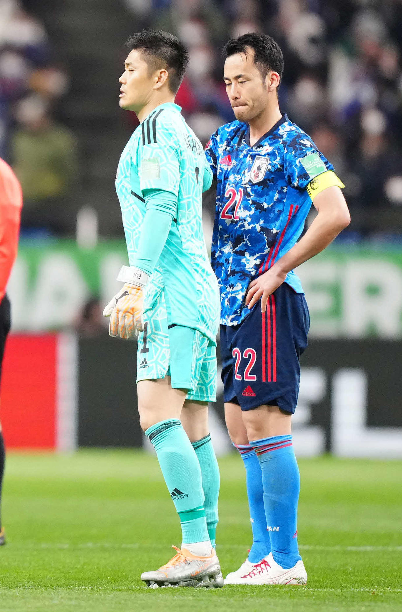日本対ベトナム　ベトナムと引き分け、ぼうぜんとする吉田（右）とGK川島（撮影・江口和貴）