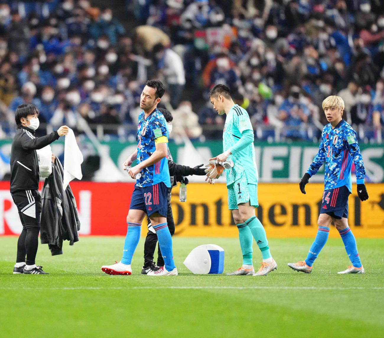 日本対ベトナム　ベトナムと引き分け、ぼうぜんとする右から伊東、GK川島、吉田（撮影・江口和貴）
