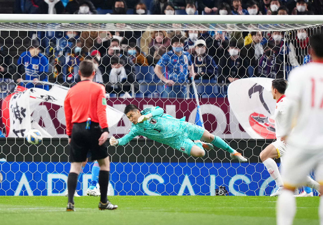 日本対ベトナム　前半、ベトナムに先制を許すGK川島（撮影・江口和貴）