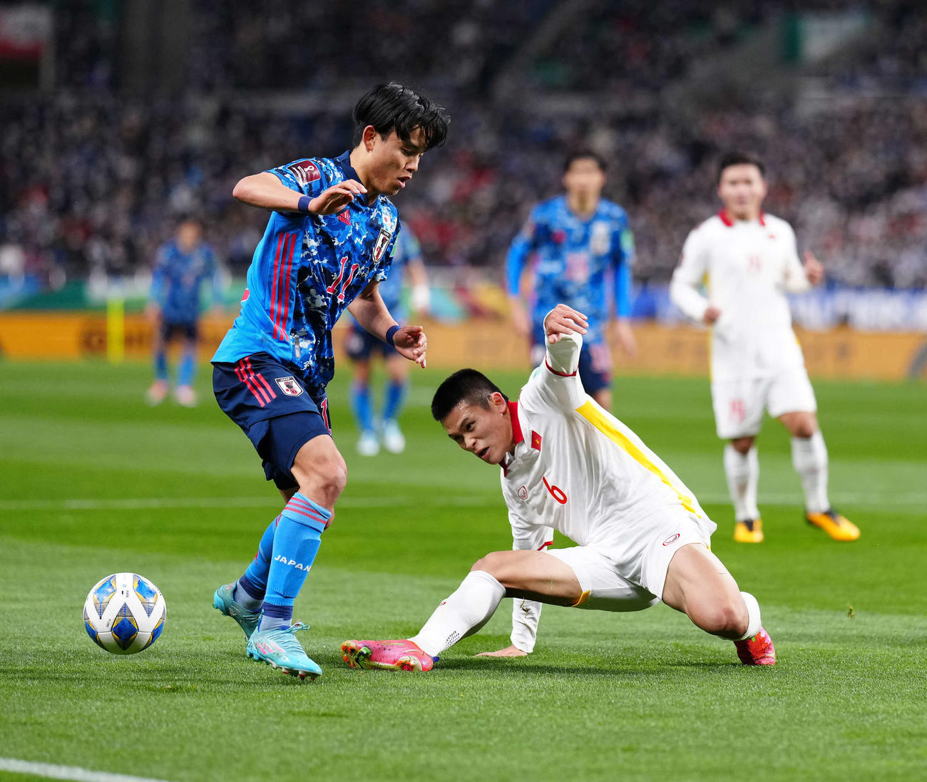 前半、ボールをカットされる久保（左）（撮影・江口和貴）