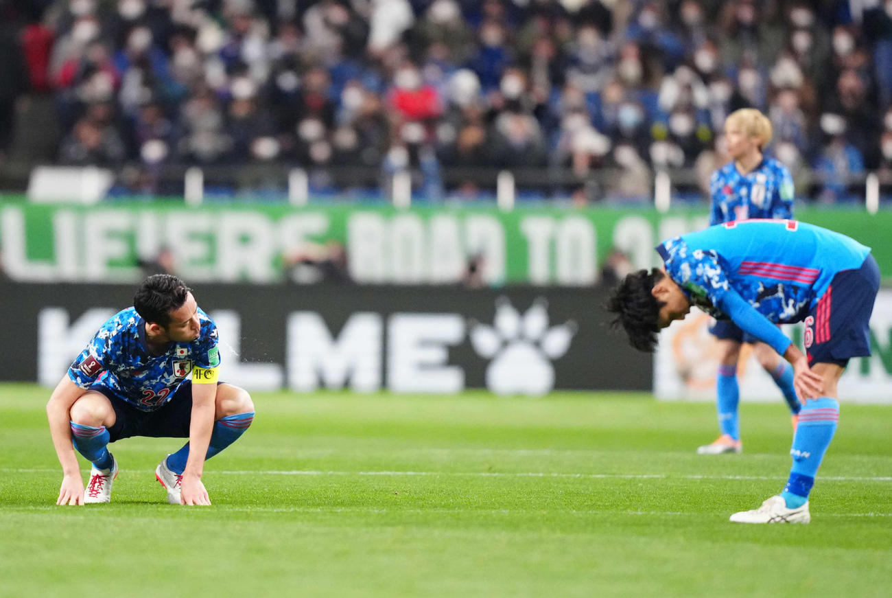 日本対ベトナム　ベトナムと引き分け、肩を落とす吉田（左）と山根（撮影・江口和貴）