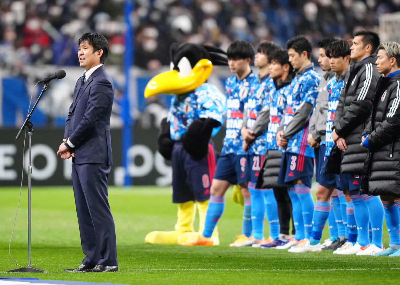 日本対ベトナム　試合後のセレモニーであいさつする森保監督（2022年3月29日撮影）