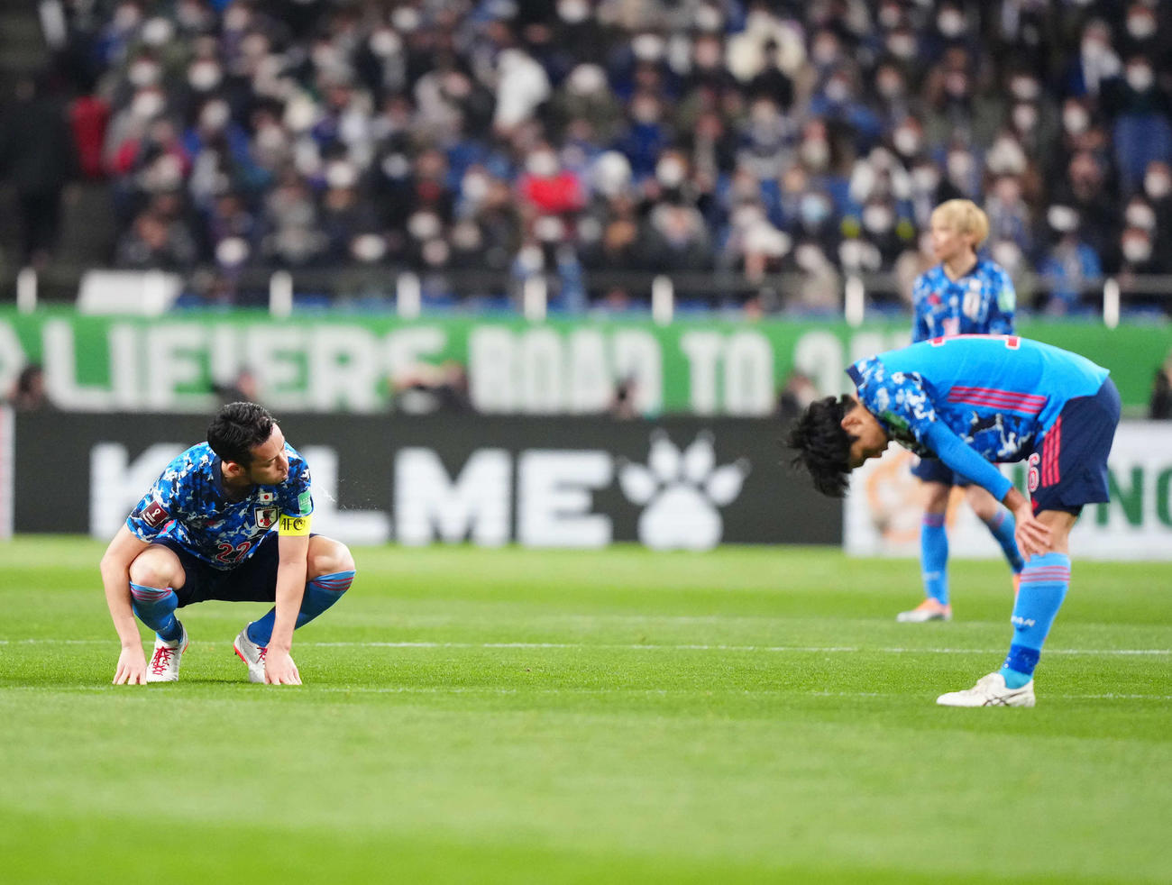 日本対ベトナム　引き分け、肩を落とす吉田（左）と山根（2022年3月29日撮影）