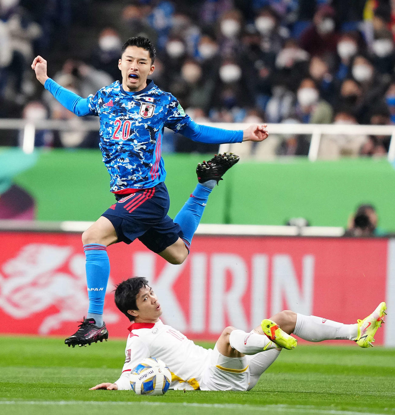 日本対ベトナム　前半、ジャンプでかわす中山（上）（撮影・江口和貴）